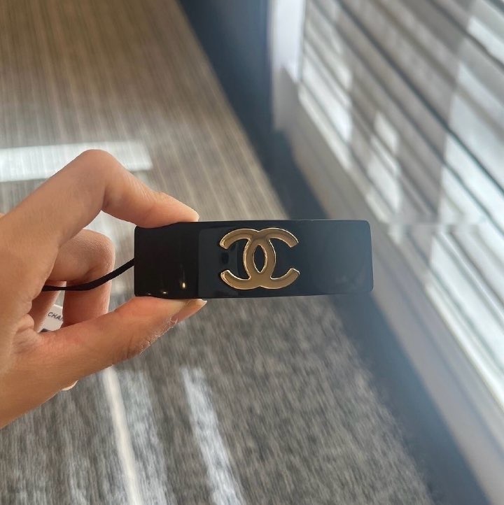 ギフトにも◎シンプルでシーンを選ばない CHANEL バレッタ