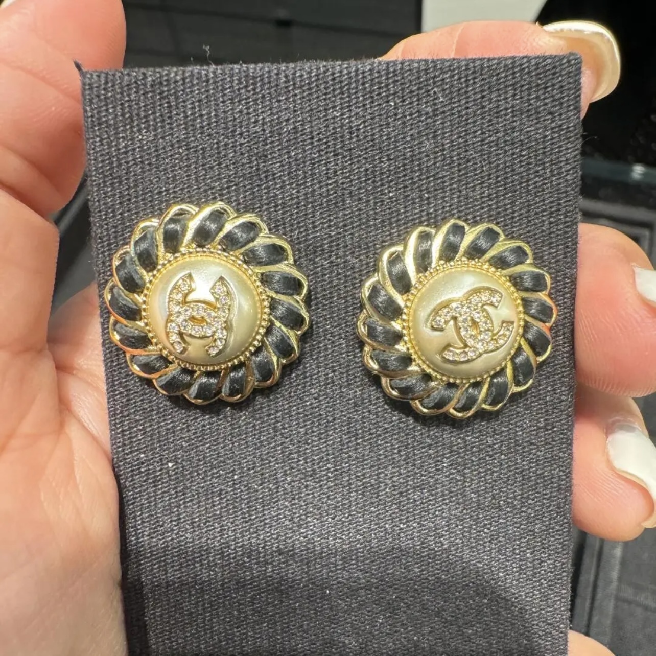 【華やかで上品な耳元に♪】CHANEL ピアス レザー パール