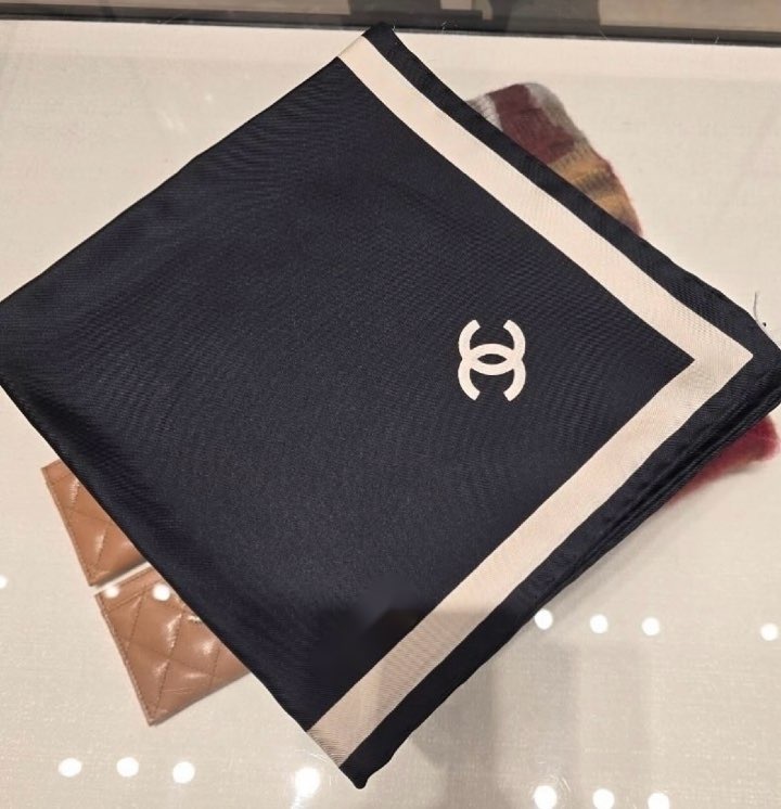 シンプルでどんなシーンでも大活躍 CHANEL スカーフ 90×90