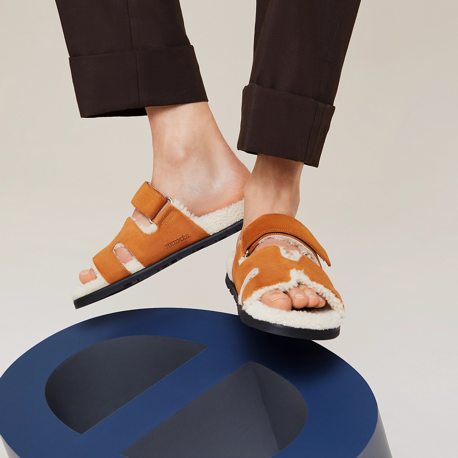 【冬でも気軽に外出可能】HERMES サンダル 《シプレ》 ムートン
