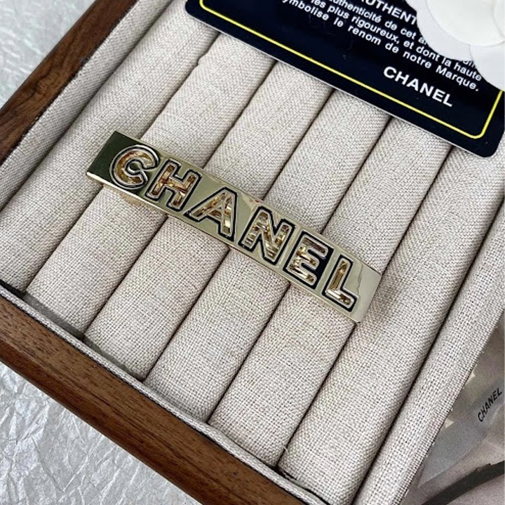 《お洒落なくり抜きロゴ♡》CHANEL ヘアクリップ