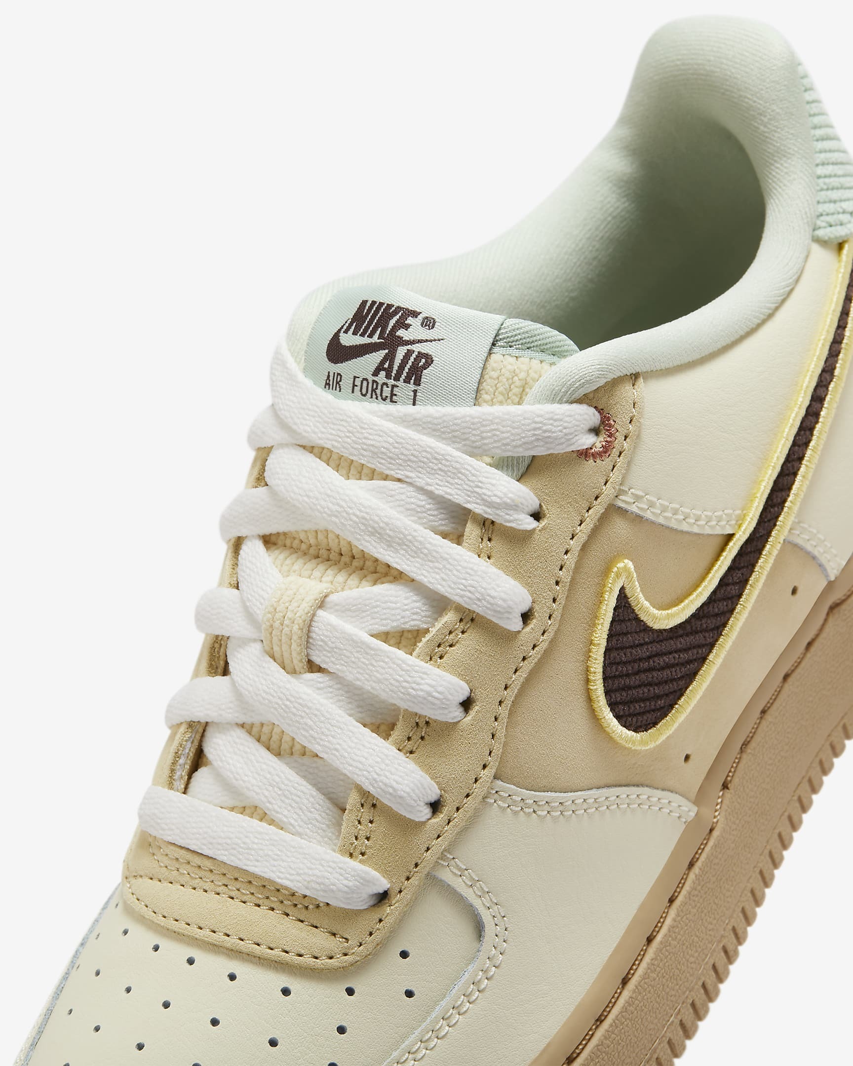 ☆NIKE KIDS☆大人もOK☆AIR FORCE 1 LV8 (GS)☆追跡付