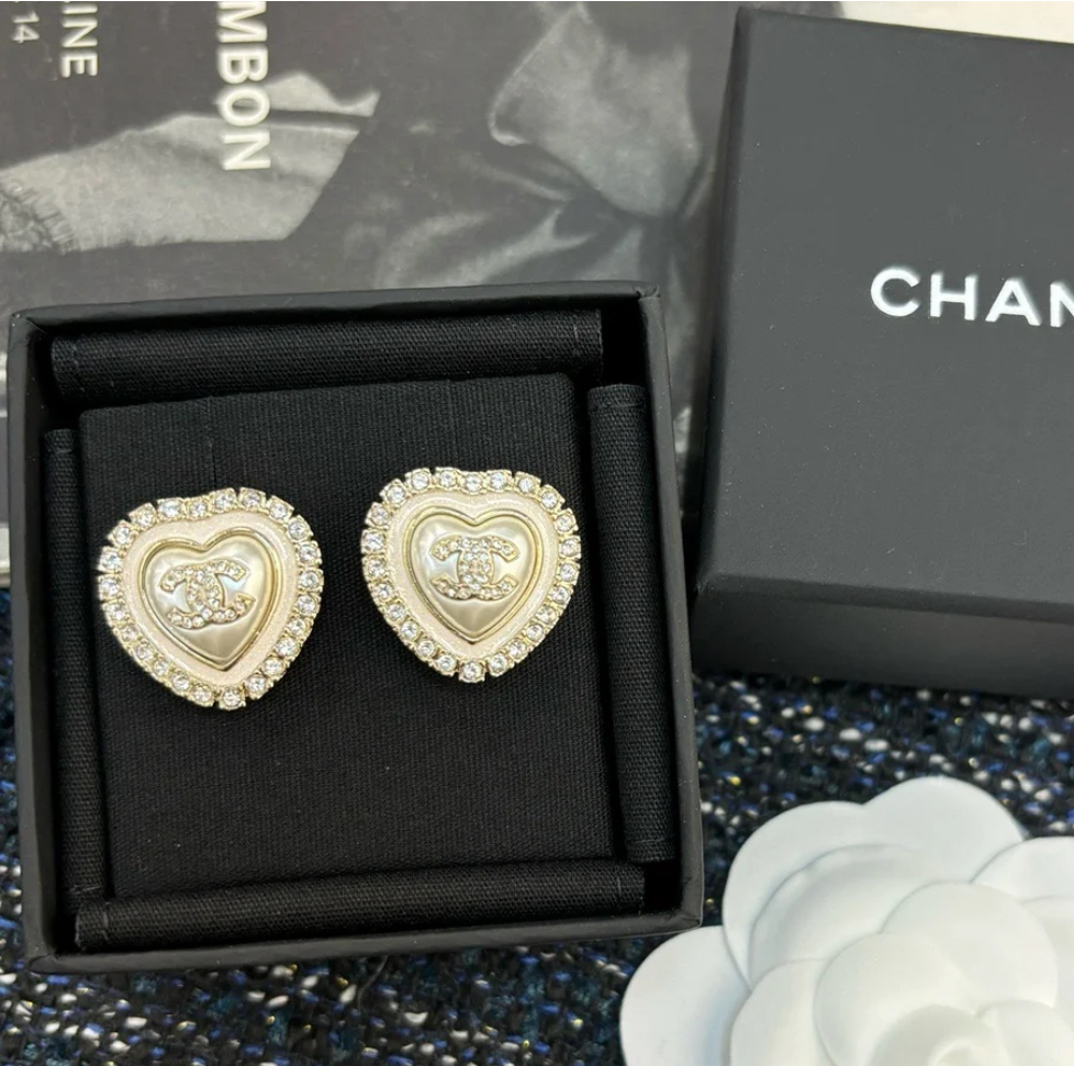 CHANEL《ハートの華やかな存在感》シャネル ピアス