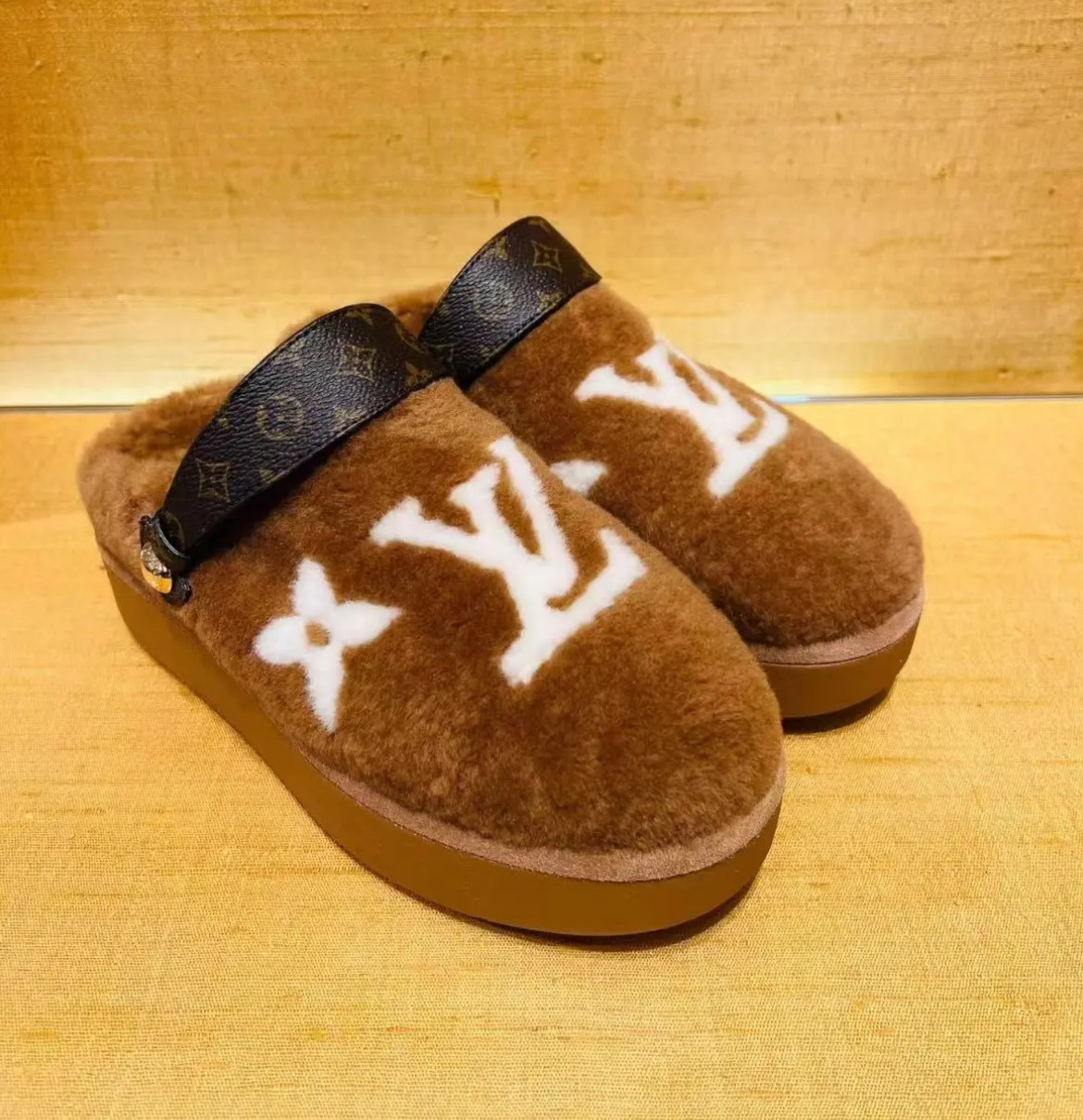 Louis Vuitton《シンプルで履きやすい！》キャンバス製 サンダル