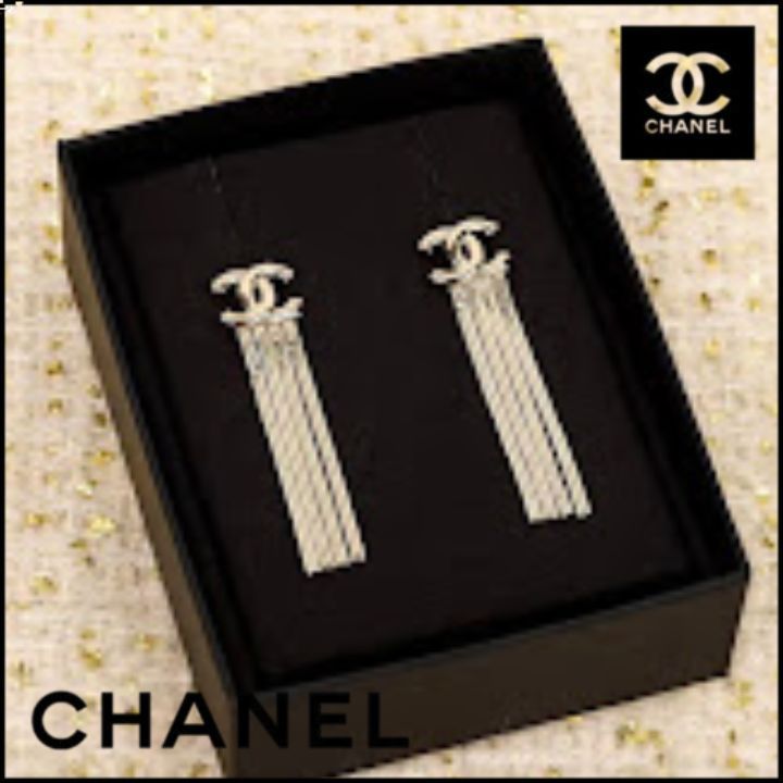 【華やかさをそっと添える大人の揺れ感ピアス】CHANEL ピアス ゴージャスな華やかさ】CHANEL ピアス