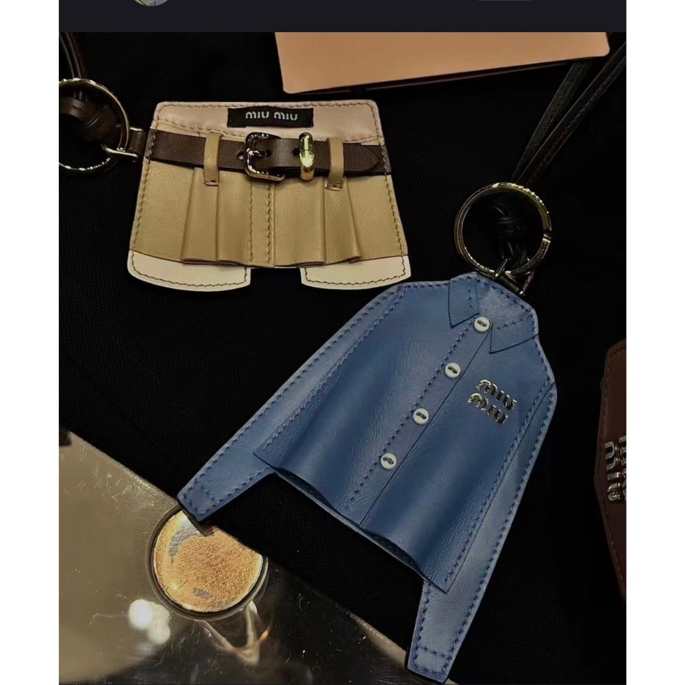 《大人かわいい》【MiuMiu】レザーキーバッグチャーム
