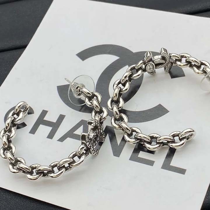 洗練の輪郭を描く一品【CHANEL】フープピアス CCロゴ CHANEL】フープピアス*洗練されたCCマーク*男女ともに!