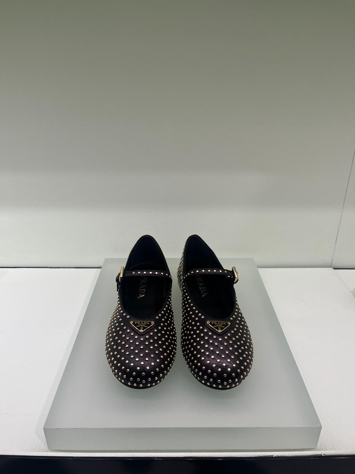 PRADA☆スタッズ付ナッパレザーバレリーナ
