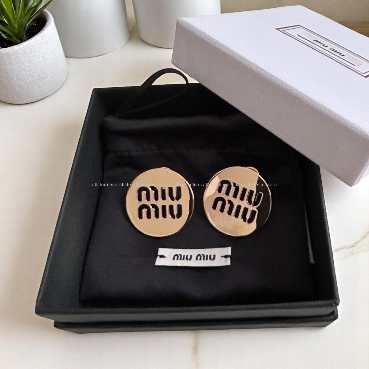 【MIU MIU】ミュウミュウ ロゴ ゴールド ピアス ラッピング