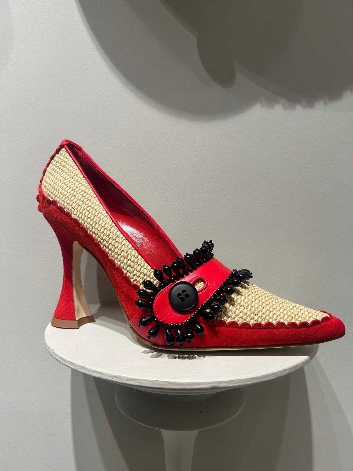 赤スエードが印象的《Manolo Blahnik》TREBEDA ラフィアパンプス