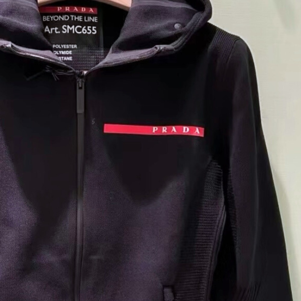 《大人スポーティ》【PRADA】テクニカルファブリック フーディー
