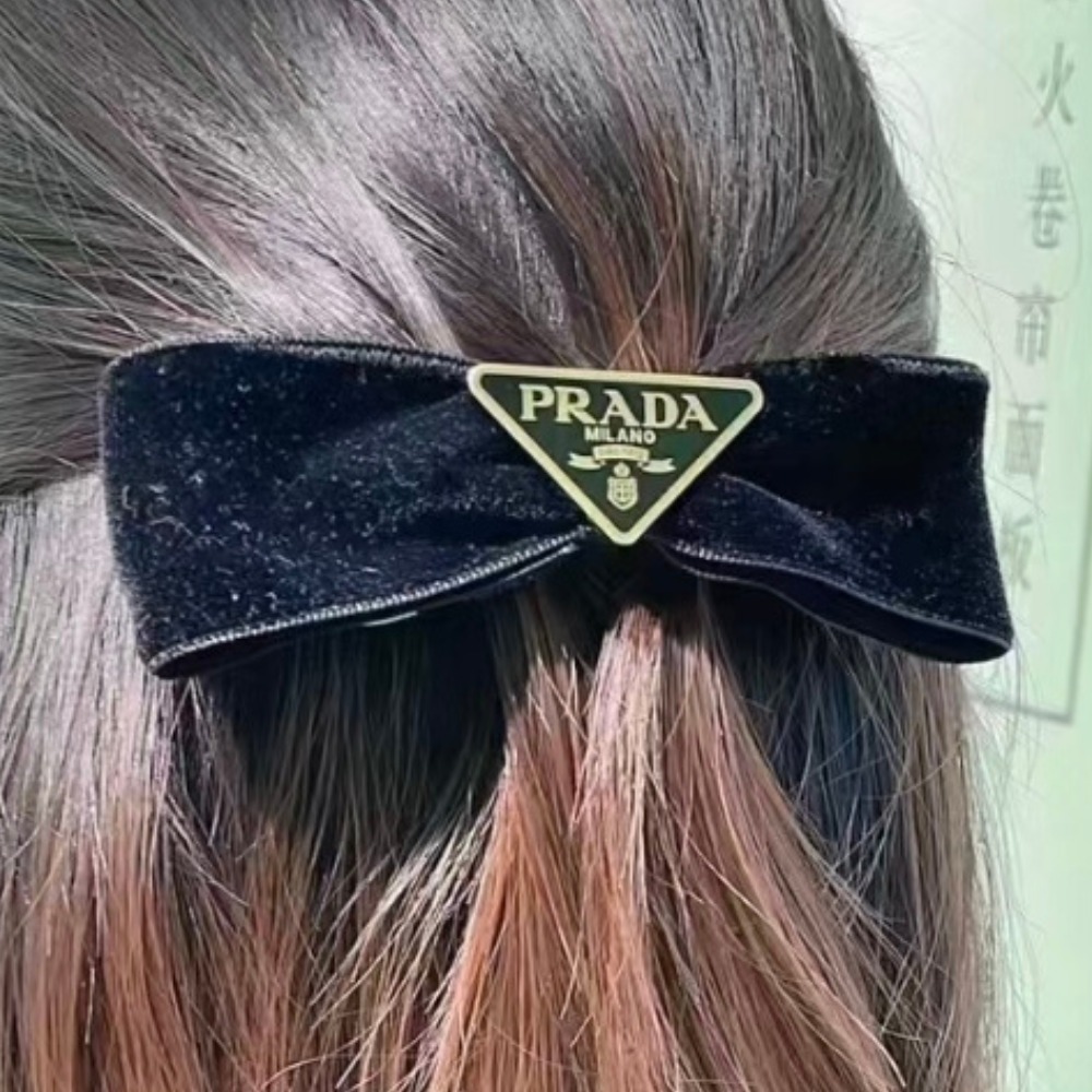《上品で可愛い/デイリーに》【PRADA】ベルベットのヘアクリップ