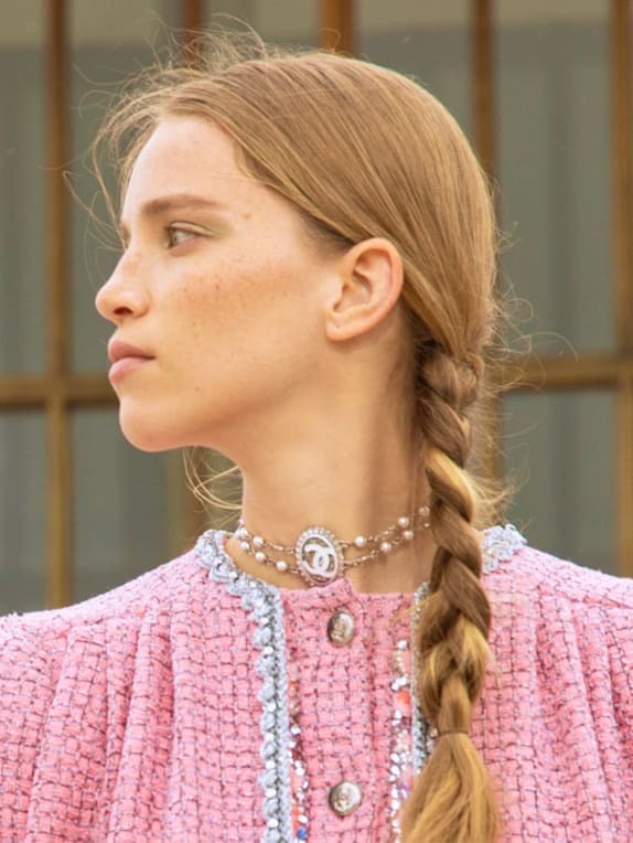 斜めのロゴがお洒落【CHANEL】キラキラ パール チョーカー 斜めのロゴがお洒落【CHANEL】キラキラ パール チョーカー