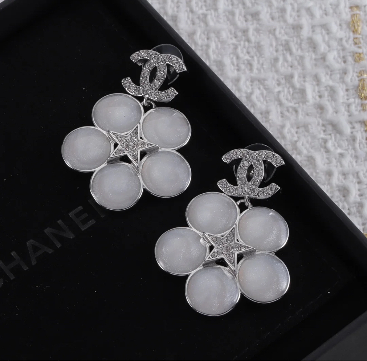 CHANEL《可愛い♡お花模様》シャネル ピアス ロゴ