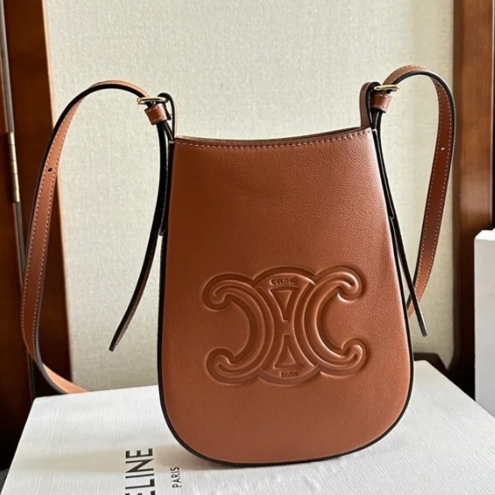★Celine★スリムなモバイルポーチ エロイズ