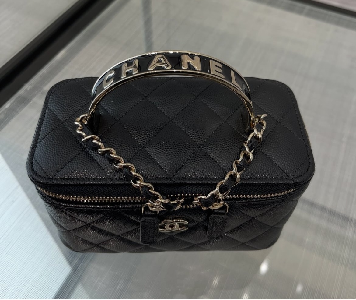 ロゴハンドルが可愛すぎる コロンと可愛いCHANEL バニティケース