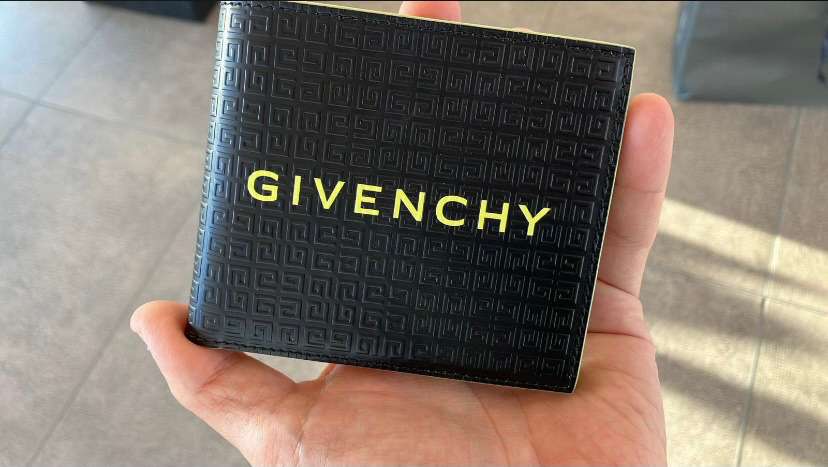 【GIVENCHY】ジバンシー 折りたたみ財布 ロゴ
