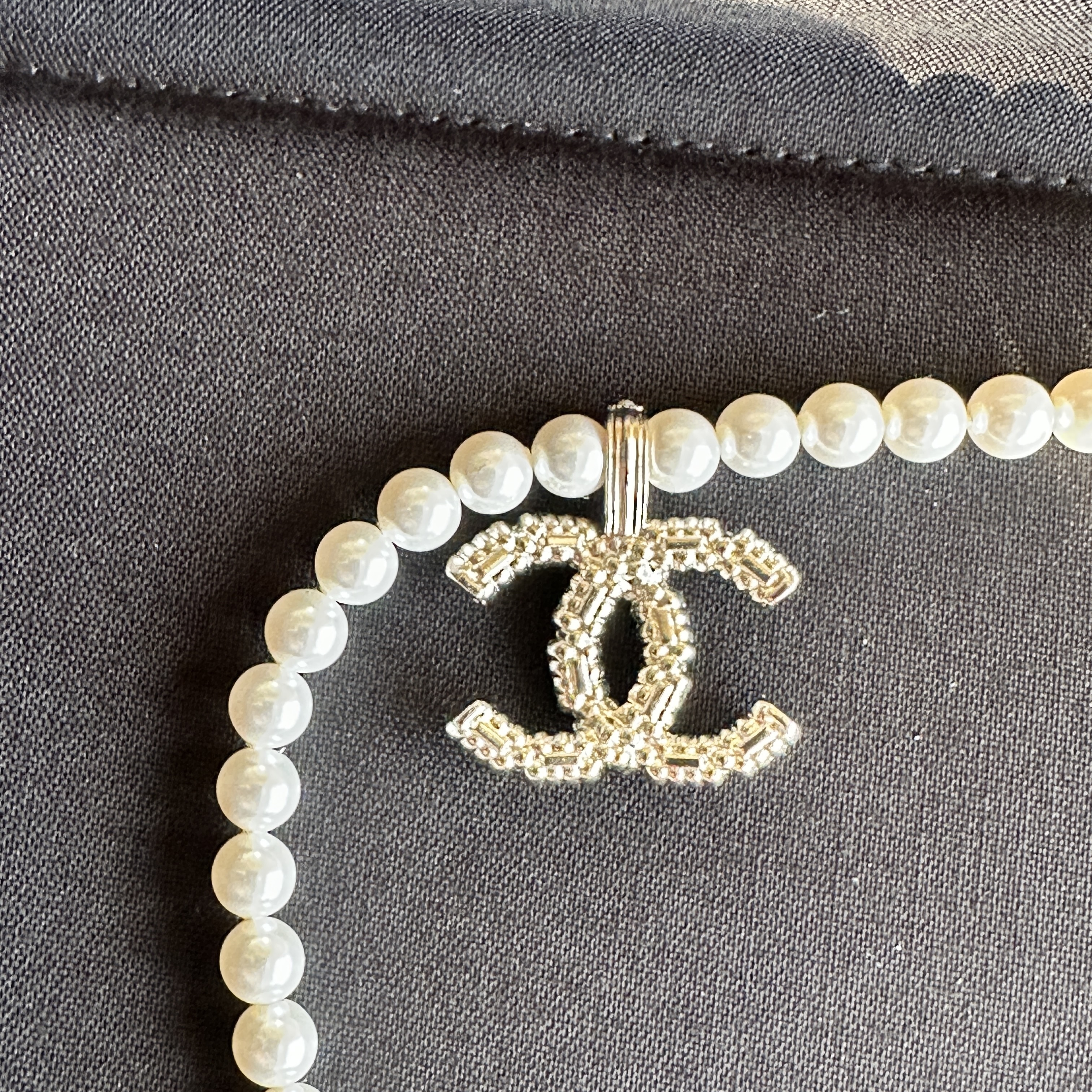 国内発《CHANEL》CCロゴが輝くホワイトパールネックレス