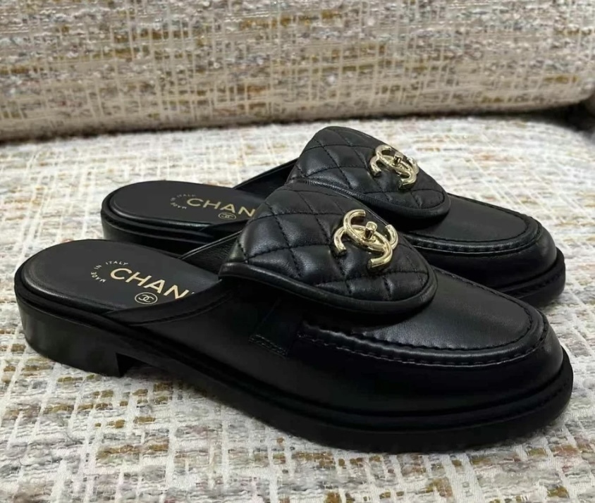 【上品で可愛い♪】CHANEL ターンロックCCロゴ フラットミュール 上品で可愛い♪】CHANEL ターンロックCCロゴ フラットミュール Ω
