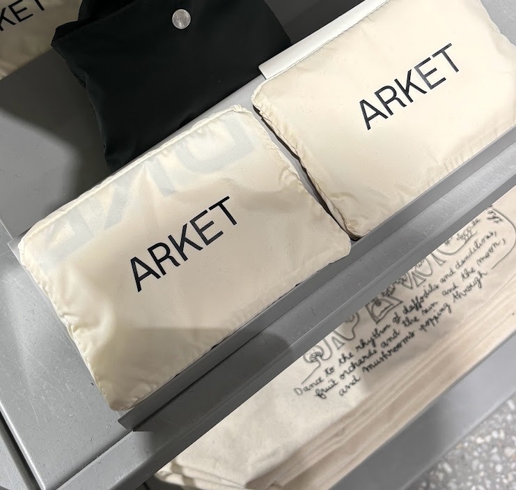 “ARKET” パッカブルナイロンショッパー