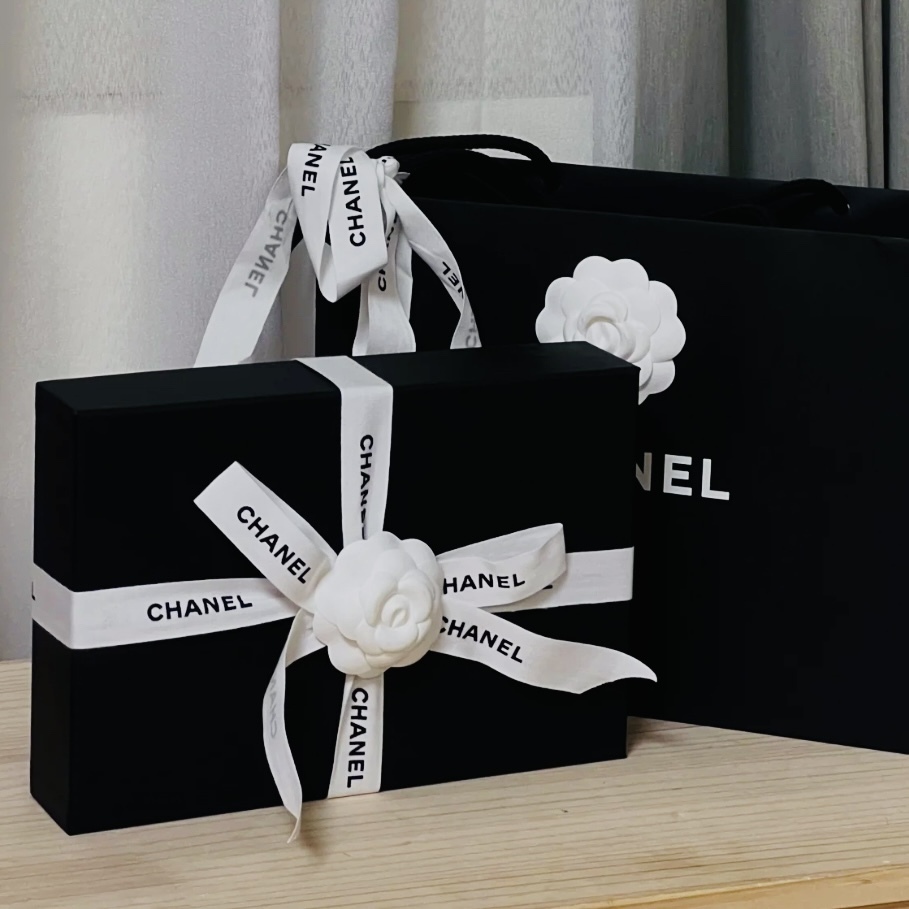 《手元に在庫あり★so black》CHANEL ハンドル付き フォンケース