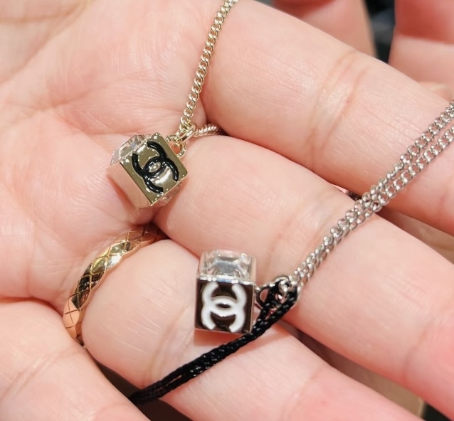 シンプルキューブロゴ】CHANEL ネックレス ギフト