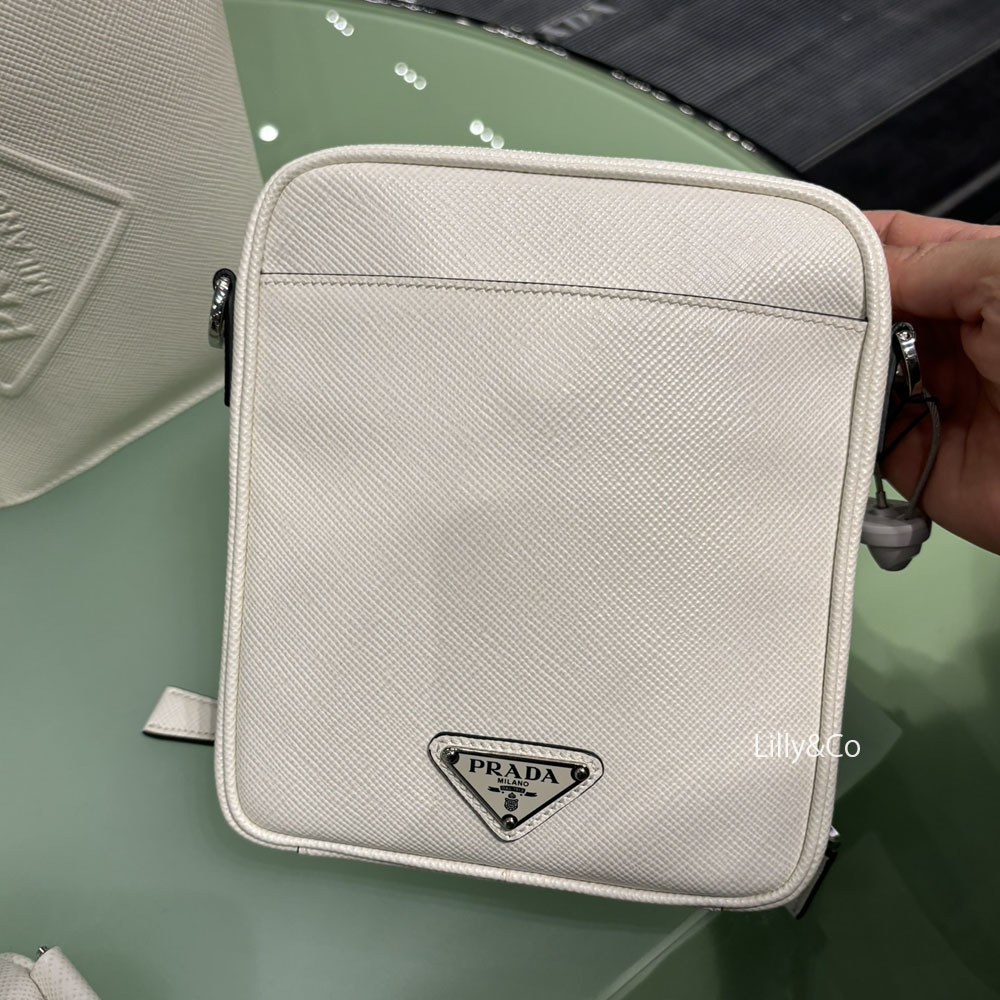 PRADA レザーショルダーバッグ