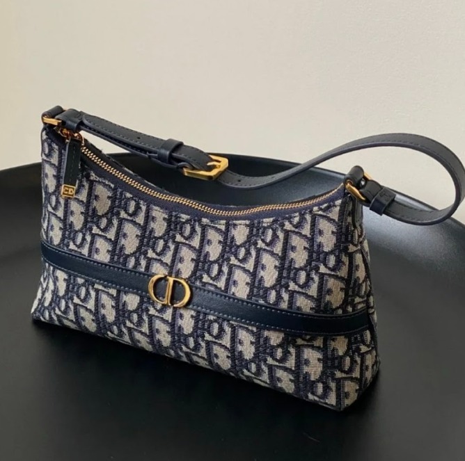 どんなシーンでも合う♪【DIOR】30 Montaigne Cigale ミニバッグ