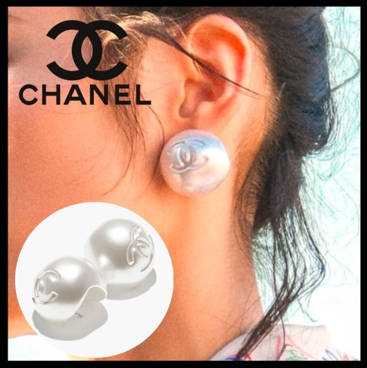 【上品カジュアルなアクセント】CHANEL パールホワイト ピアス
