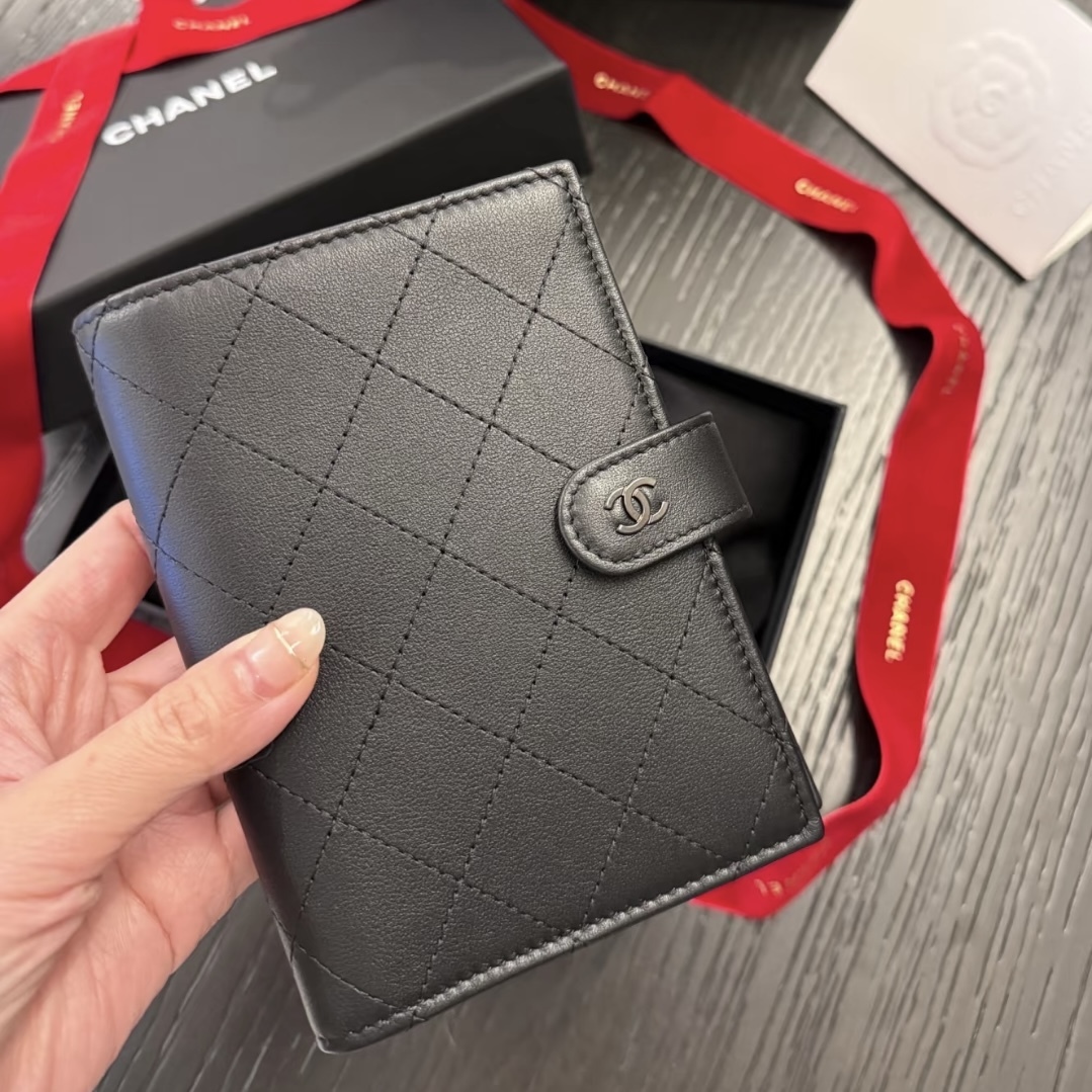 《エレガントな高級感♪》25C限定★CHANEL パスポートケース