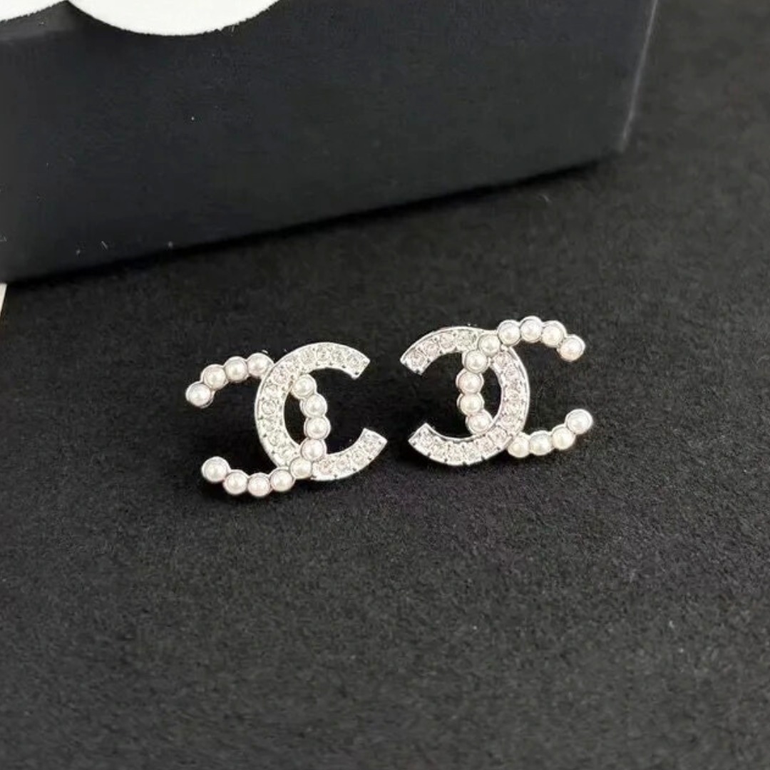【ギフトにも◎輝くビジューとパール♪】CHANEL ピアス CCロゴ ギフトにも◎輝くビジューとパール♪】CHANEL ピアス CCロゴ
