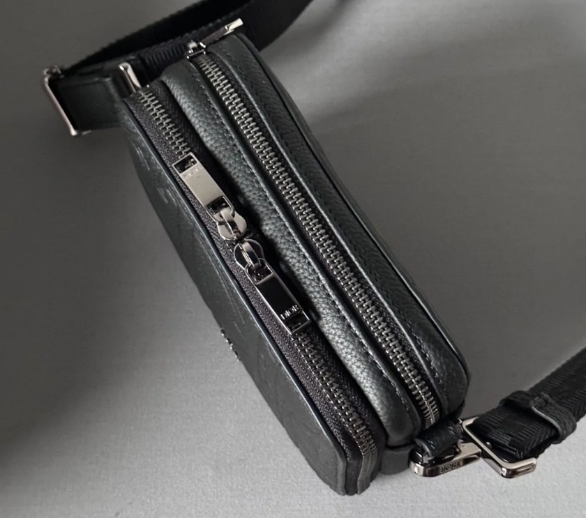 【エレガントで実用性に優れた】DIOR ストラップ付ジップポーチ エレガントで実用性に優れた】DIOR ストラップ付ジップポーチ