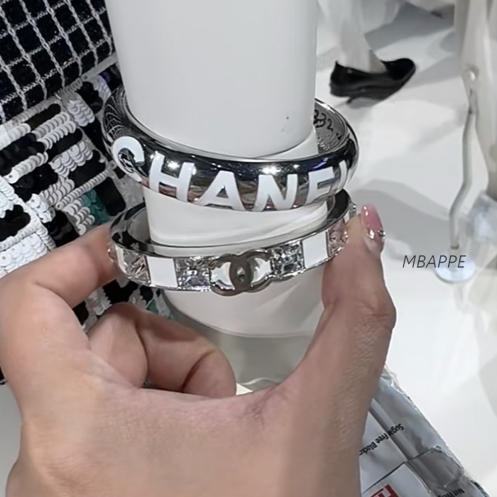 《25C》エレガントにおしゃれ♪【CHANEL】シャネル バングル