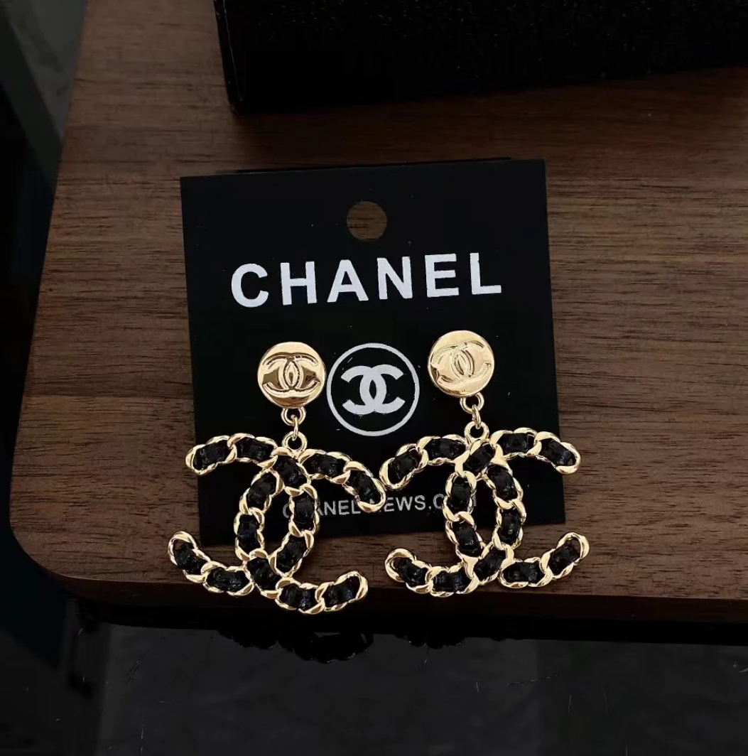 CHANEL《CCレザーが魅力》シャネル ピアス