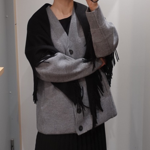 “COS” メリノウールトライアングルフリンジスカーフ