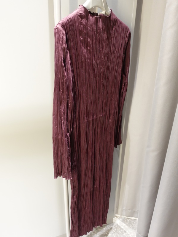 “ARKET” モックネックプリーツドレス Burgundy