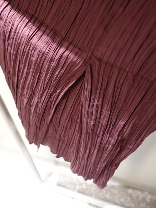 “ARKET” モックネックプリーツドレス Burgundy