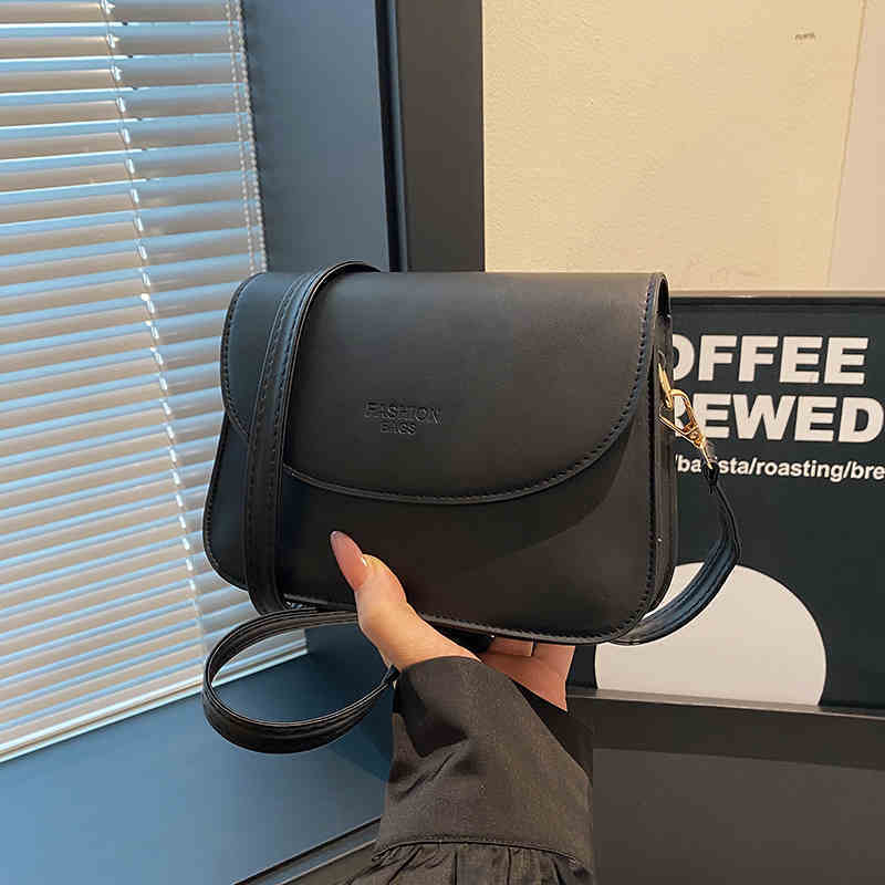 PREMIUM★高級ショルダーバッグ・ポシェット★送料無料★ CELINE】新作 ミディアム ヴィクトワール バッグ (CELINE
