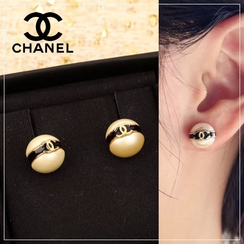 ブラックラインが目を惹く♪【CHANEL】CCロゴ ピアス
