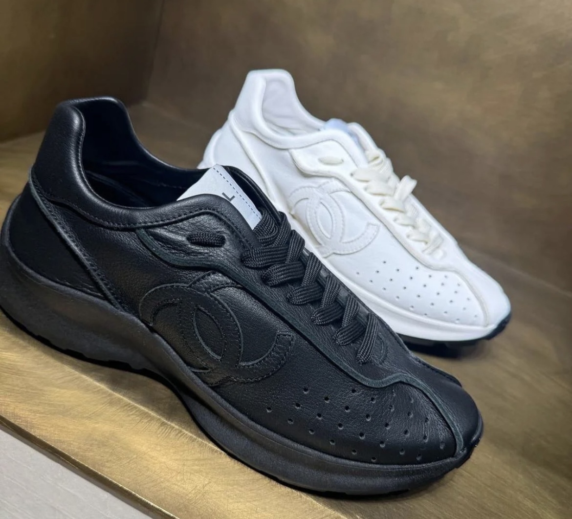 シンプル スポーティ ソリッドカラーがクール CHANEL スニーカー