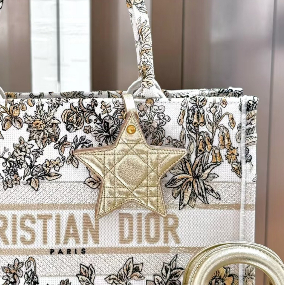 【ワンポイントに★】Dior スター ミラー付き キーホルダー ミラー付き♪】DIOR スター ミラー付き キーホルダー (Dior