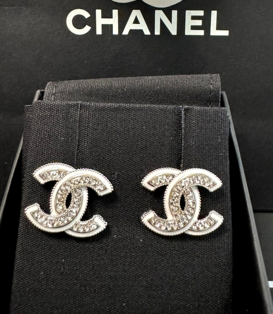 25C【CHANEL】ホワイトが素敵 キラキラ輝く ピアス