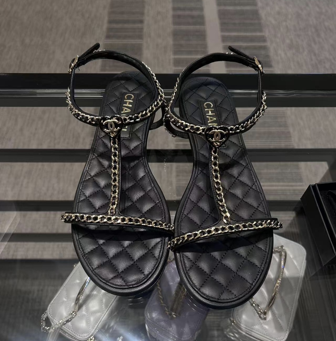 シャネルらしいチェーンとパールがキラリ CHANEL トングサンダル シャネルらしいチェーンとパールがキラリ CHANEL トングサンダル