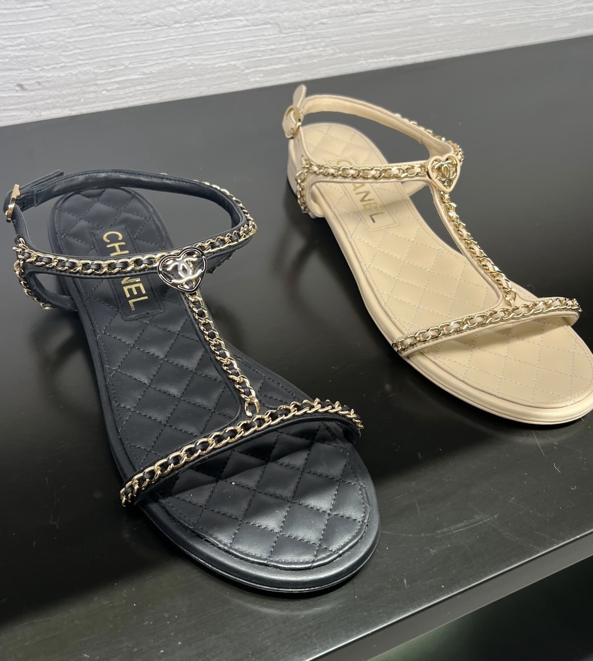 シャネルらしいチェーンとパールがキラリ CHANEL トングサンダル