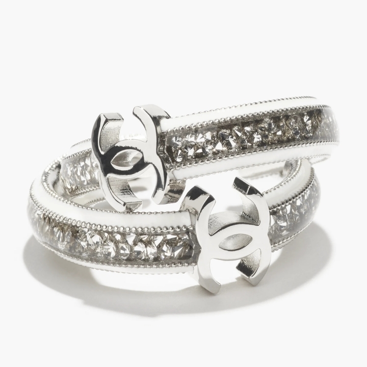 ☆煌めく耳もとに☆ CHANEL フープ ピアス シルバー (CHANEL