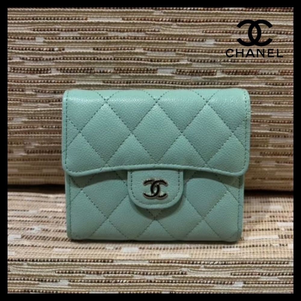 【鮮やかなグリーン】CHANEL スモールフラップウォレット