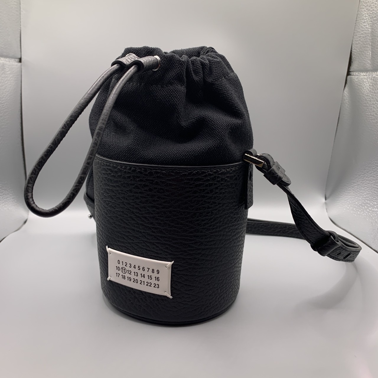 直営店☆MaisonMargiela☆SALE! 5AC 巾着バケット ショルダー 関税込み*Maison margiela 5AC マイクロ バケットバッグ 巾着