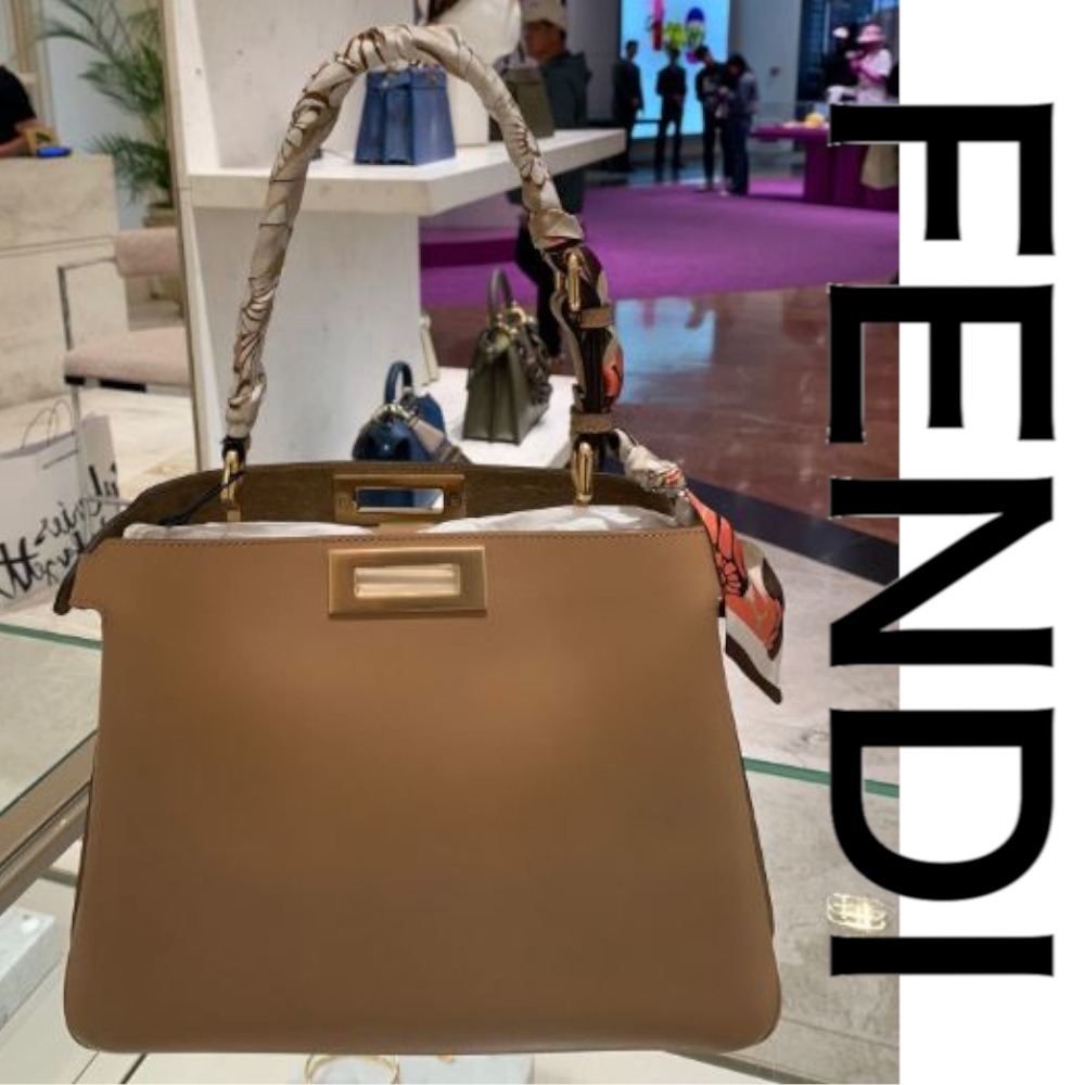 新色発売【FENDI】ピーカブー ソフト ミディアム レザー バッグ