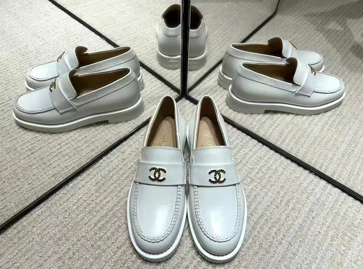 《真っ白でエレガントな足元に♪》25C限定★CHANEL ローファー