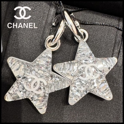 煌めく星が耳元で揺れる♪【CHANEL】25C CCロゴ ピアス